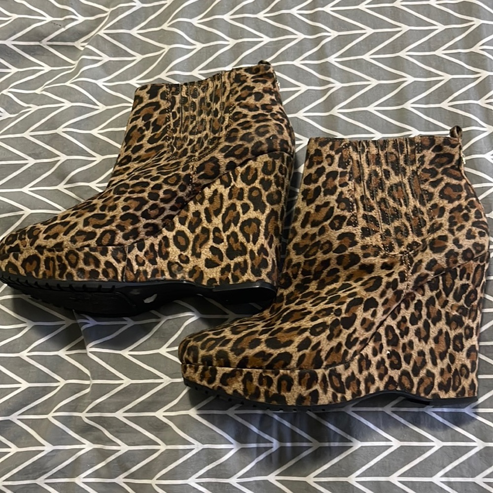 Comfy bcbg wedge booties